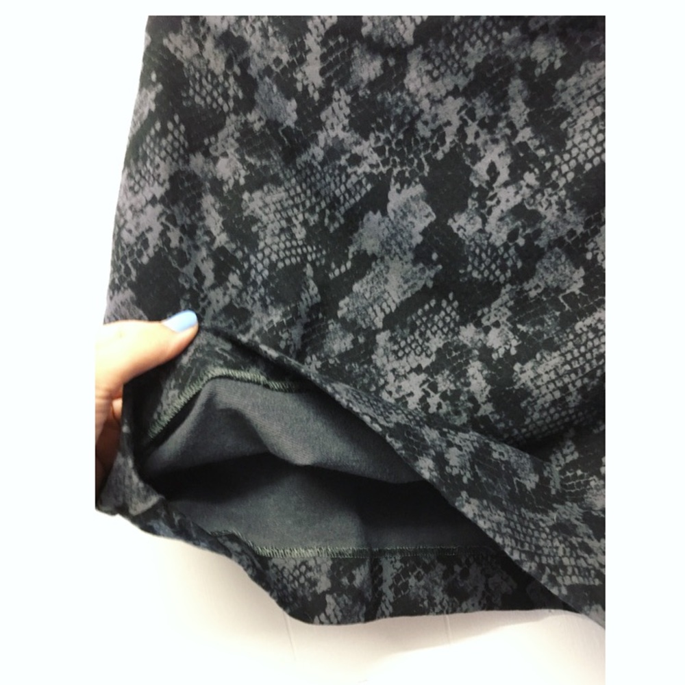 Express | Python Print Stretch Mini Skirt • - Picture 4 of 7